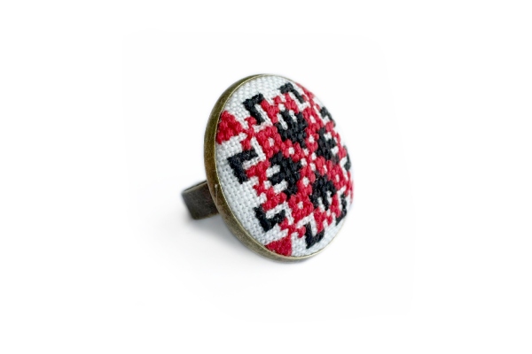 Набір для вишивання каблучки із закодованим ім'ям "Людмила" MES081